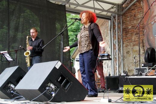 Doreen Shaffer (Jam) with The Magic Touch 19. This Is Ska Festival - Wasserburg, Rosslau 27. Juni 2015 (15).JPG